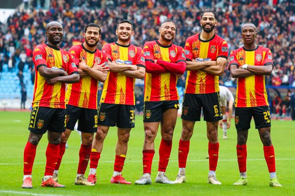 "Classico dominé: l'Espérance écrase le Sahel 3-0 !"